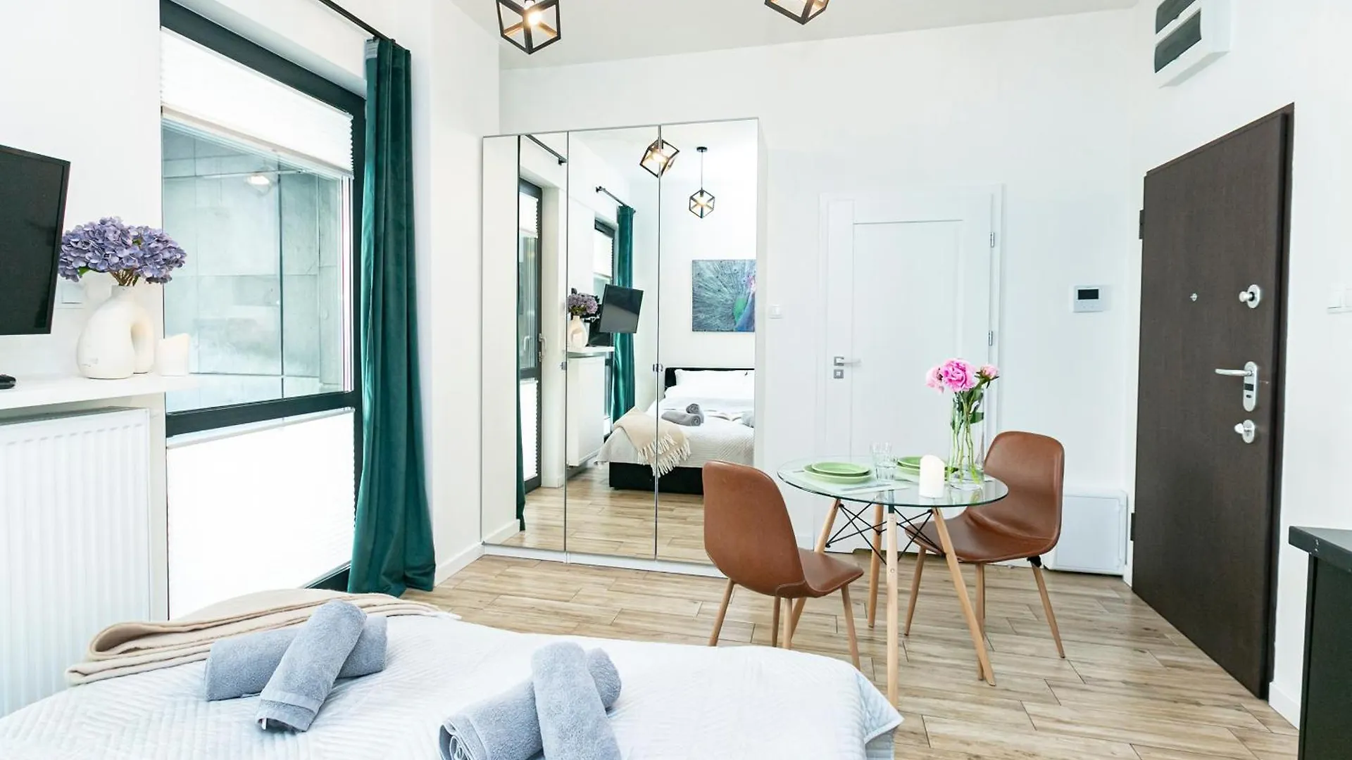 Chlodna 22A - Duzy Taras - Large Terrace - Bezplatny Parking - Free Parking - Better Rental Варшава Апартаменты
