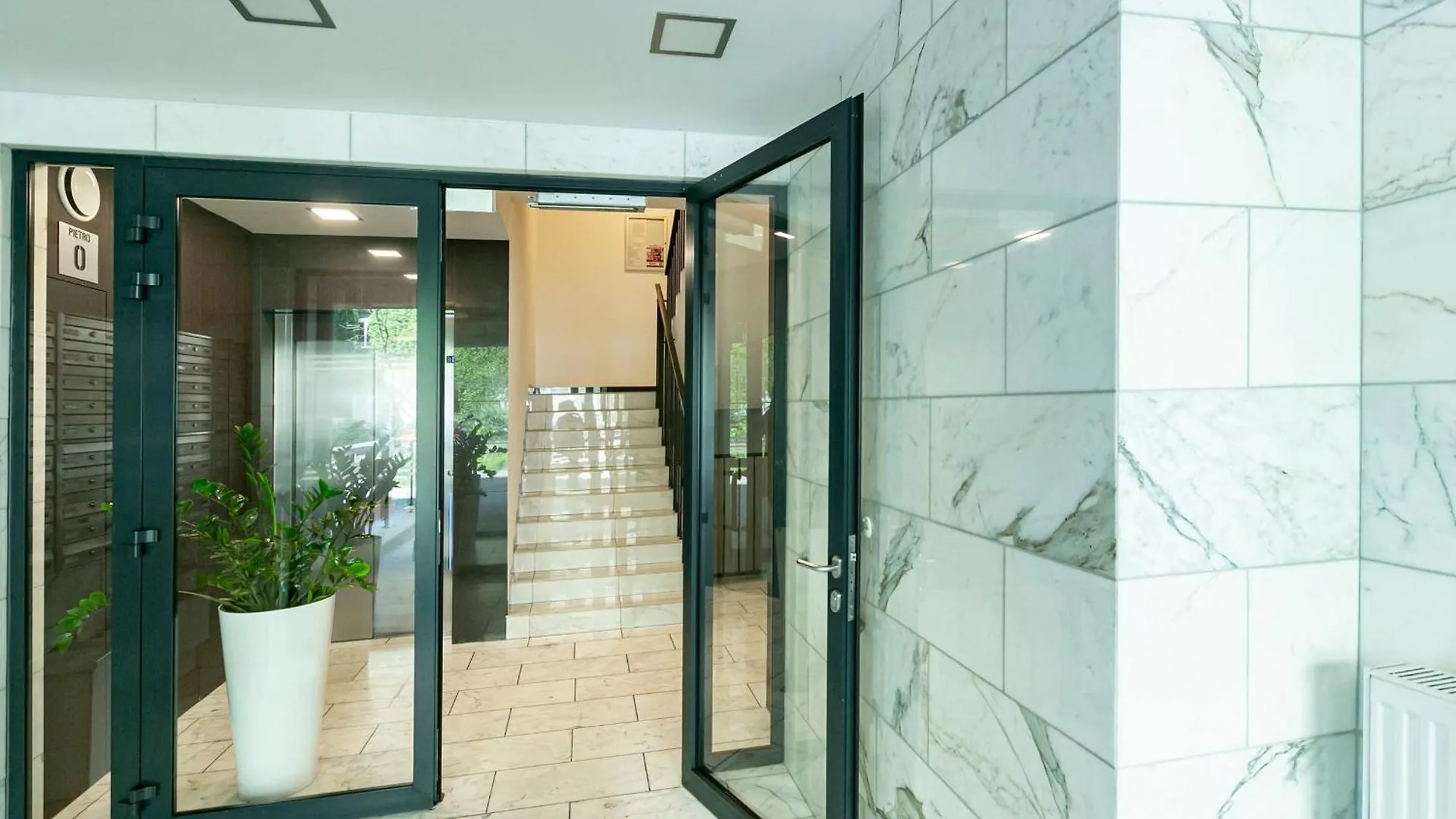 Chlodna 22A - Duzy Taras - Large Terrace - Bezplatny Parking - Free Parking - Better Rental Варшава 0*,  Польша